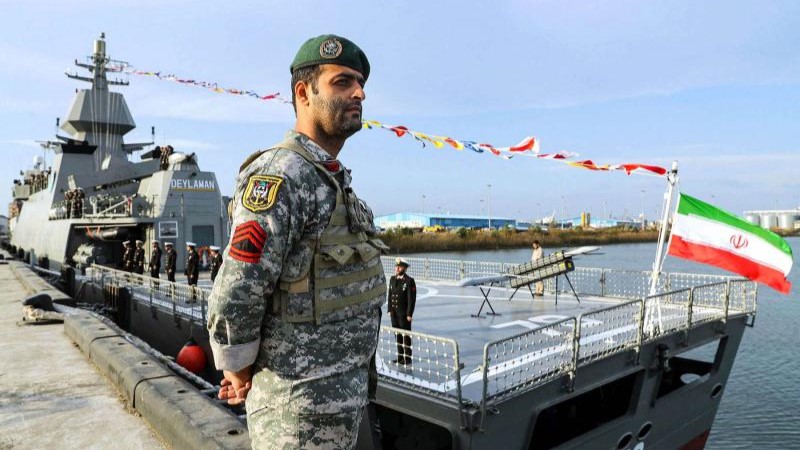 صورة أرشيفية تعود لعام 2023 تظهر جنودًا إيرانيين يقفون للحراسة أثناء حضورهم حفل تدشين سفينة حربية جديدة في ميناء بندر أنزلي على بحر قزوين