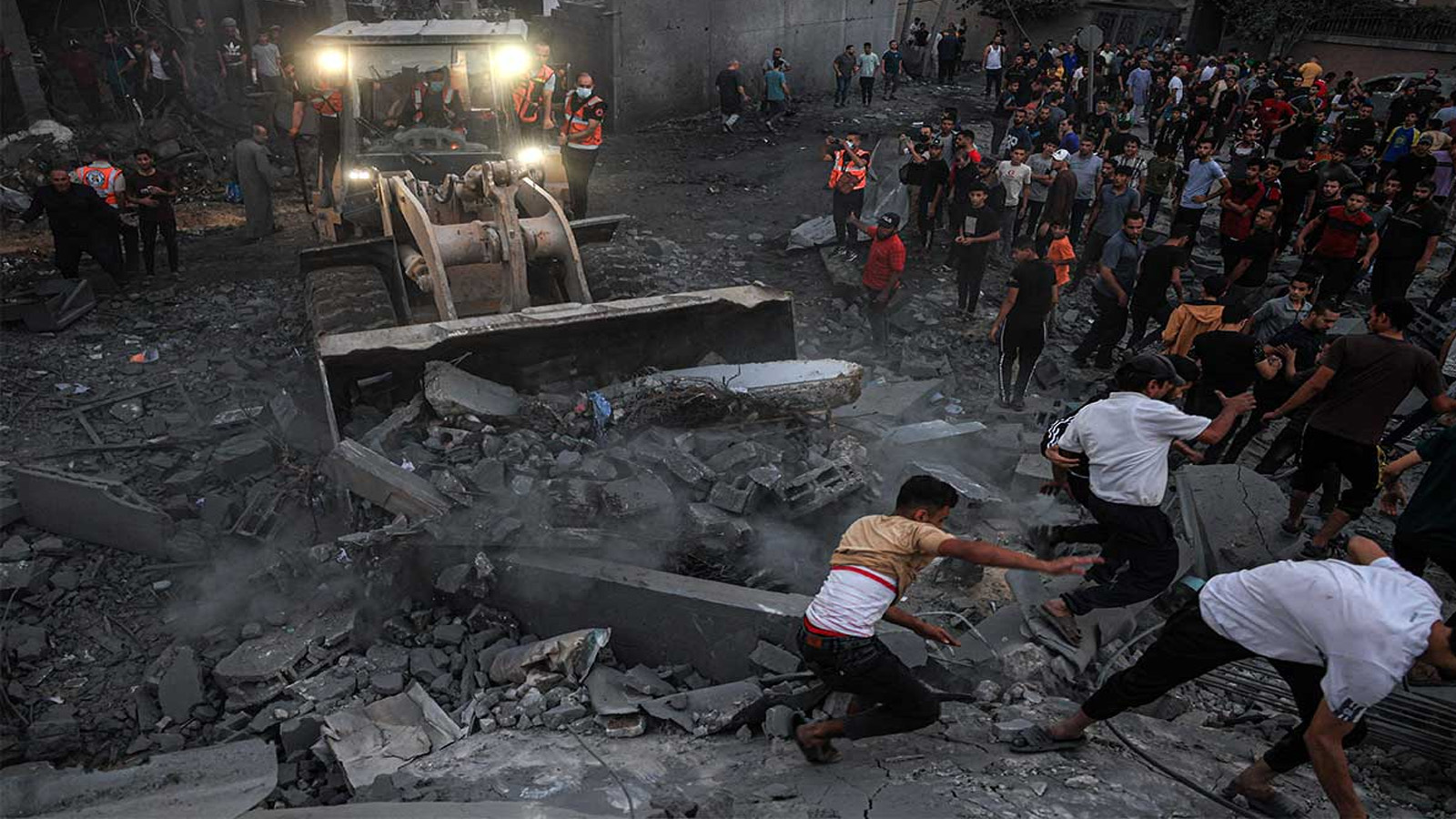 جرافة ترفع الأنقاض بعد ضربات إسرائيلية على رفح في قطاع غزة