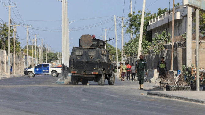 القوات الأمنية خارج مبنى تعرض لهجوم من قبل متشددين في مقديشو، الصومال (أرشيفية)