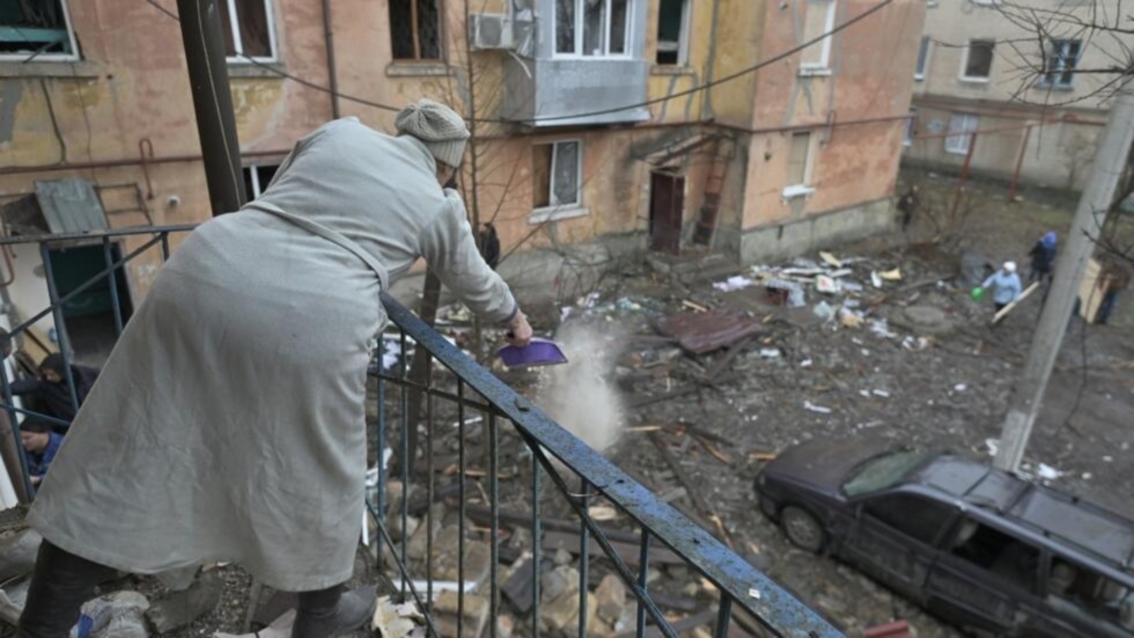 امرأة تنظف شقتها التي اصيبت بهجوم صاروخي في بلدة سيليدوف في منطقة دونيتسك في 8 شباط (فبراير) 2024. 