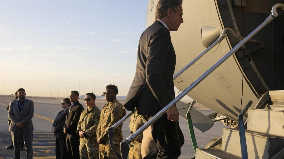 وزير الخارجية الأميركي أنتوني بلينكن يصعد إلى الطائرة في مطار الملك خالد الدولي في الرياض متوجها إلى القاهدرة في 6 شباط/فبراير 2024