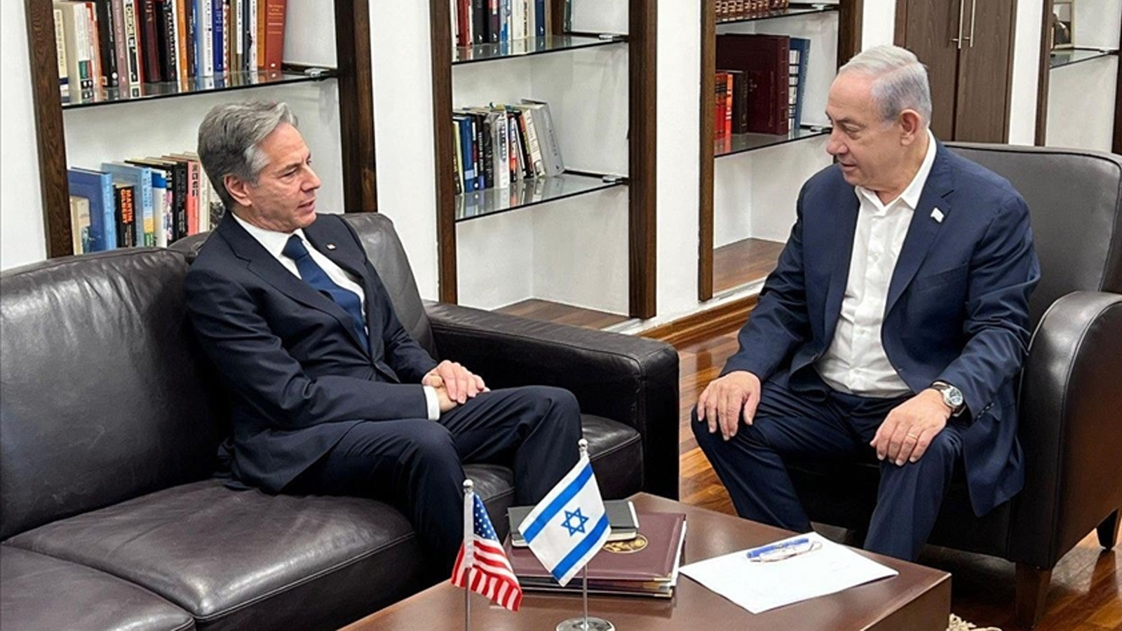 وزير الخارجية الأميركي أنتوني بلينكن يتحدث الى رئيس وزراء اسرائيل أنتوني بلينكن