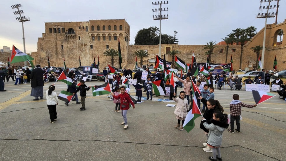 صورة مؤرخة في 19 كانون الثاني/يناير 2024 لليبيين يحملون أعلاما ليبيبة وفلسطينية في ساحة الشهداء في طرابلس