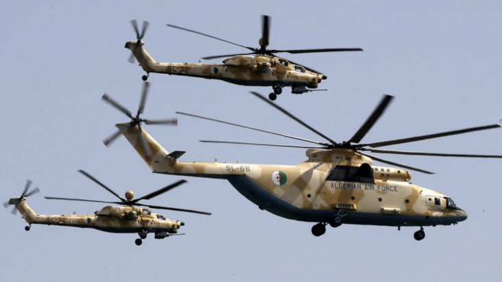 طائرات مروحية من طراز MI-26 تابعة للجيش الجزائري خلال تحليق في ذكرى استقلال الجزائر عام 2022