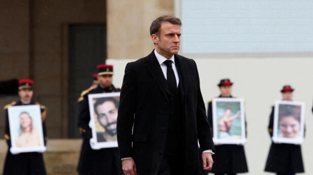 ماكرون يكرم الفرنسيين الذين قتلوا في هجوم حماس في اسرائيل خلال حفل في باريس في 7 شباط