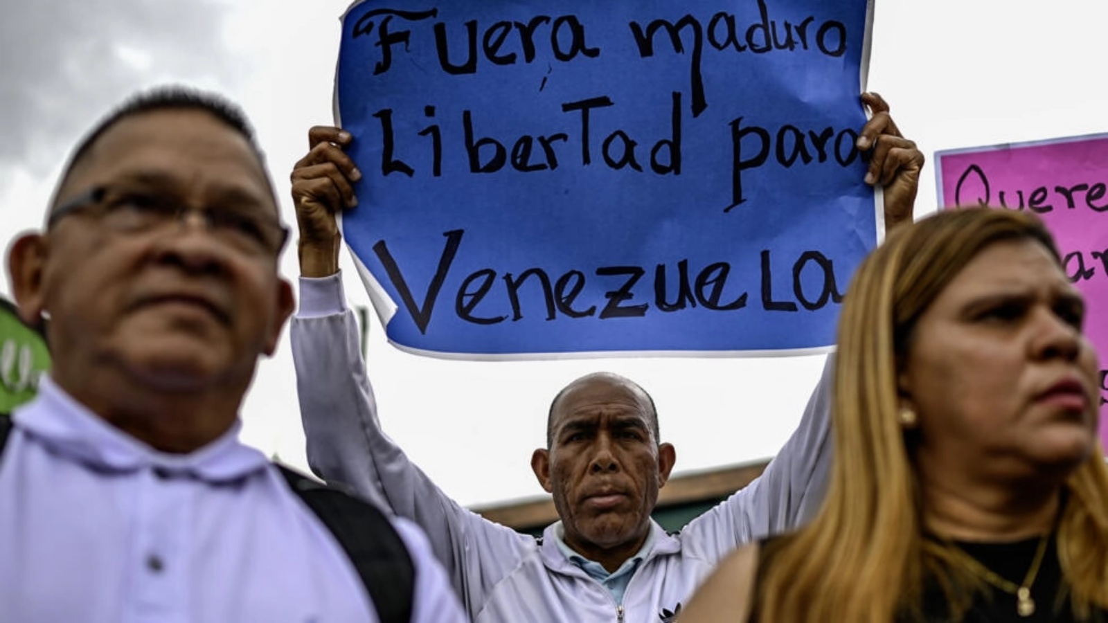 أحد مؤيدي المعارضة ماريا كورينا ماتشادو يرفع لافتة كتب عليها 