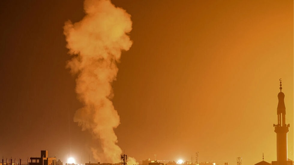 صورة مؤرخة في 6 شباط/فبراير 2024 لدخان يتصاعد فوق رفح بعد ضربات إسرائيلية