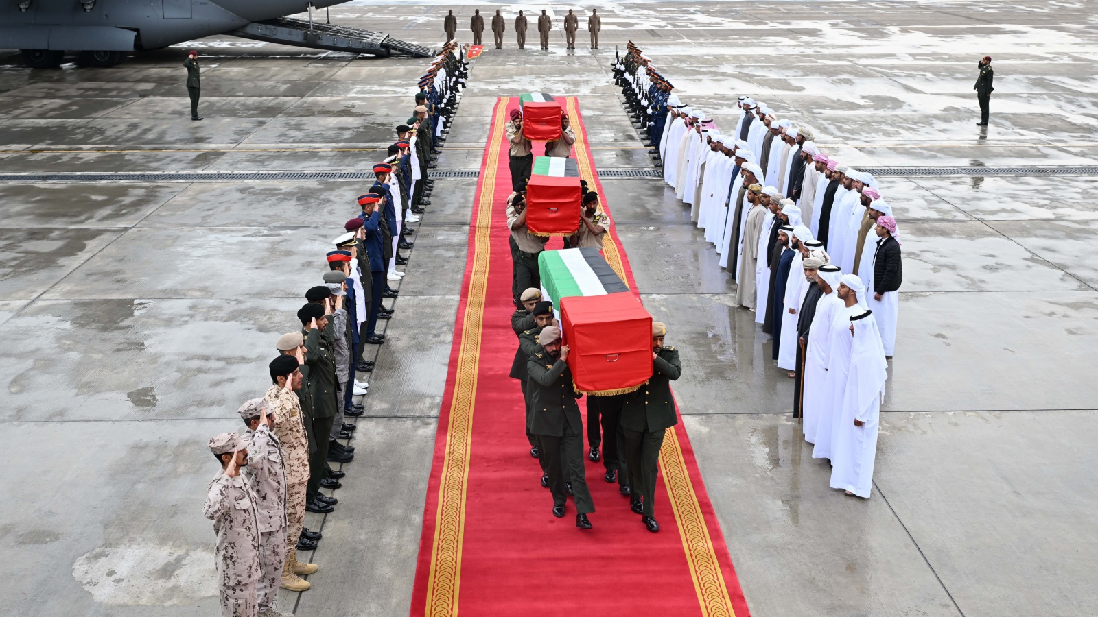 وصول جثامين الجنود إلى مطار البطين في أبوظبي