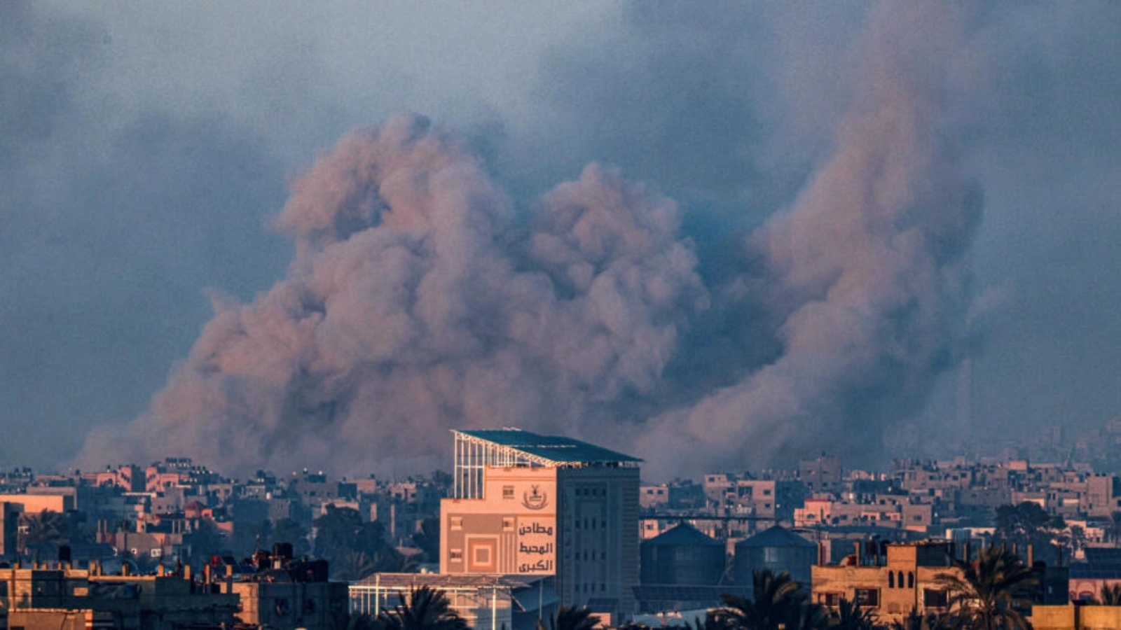 صورة ملتقطة من مدينة رفح تظهر تصاعد الدخان جراء غارة إسرائيلية في مدينة خان يونس في 10 شباط (فبراير) 2024 