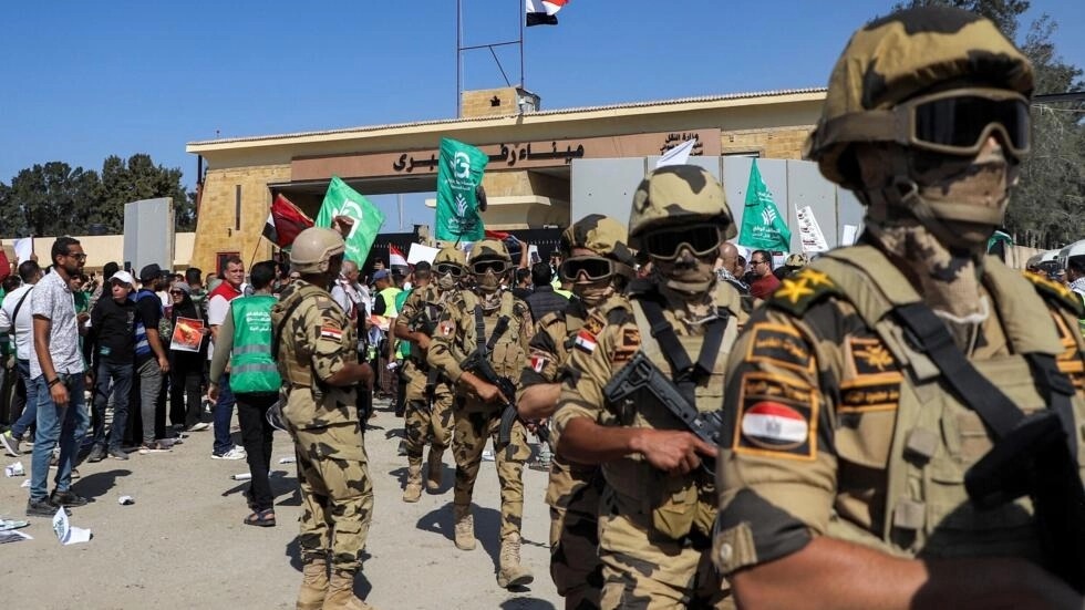 قوة من الجيش المصري في معبر رفح الحدودي مع قطاع غزة