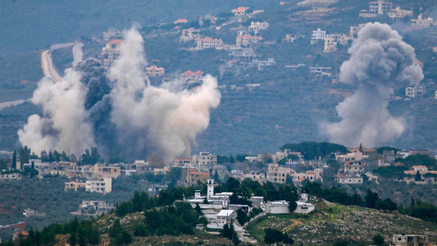 دخان القصف الإسرائيلي على بلدة كفركلا في جنوب لبنان