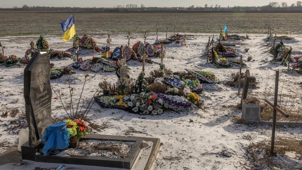 صورة مؤرخة في 23 كانون الثاني/يناير 2024 تظهر مقابر أشخاص قتلوا بضربات روسية في منطقة خاركيف