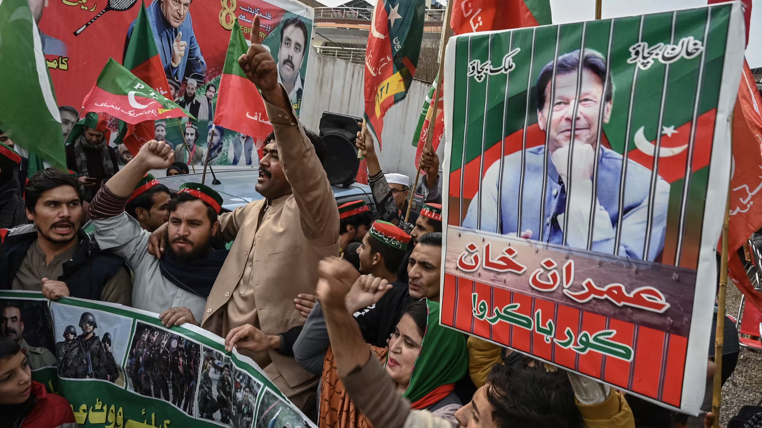 مناصرون لخان يطالبون في بيشاور بالإفراج عنه في 24 كانون الثاني (يناير) 2024