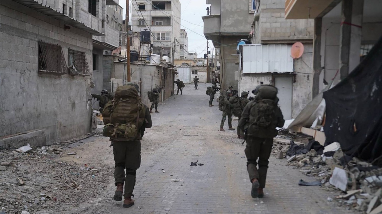صورة وزعها الجيش الإسرائيلي الجمعة تظهر جنوداً في أحد شوارع غزة 