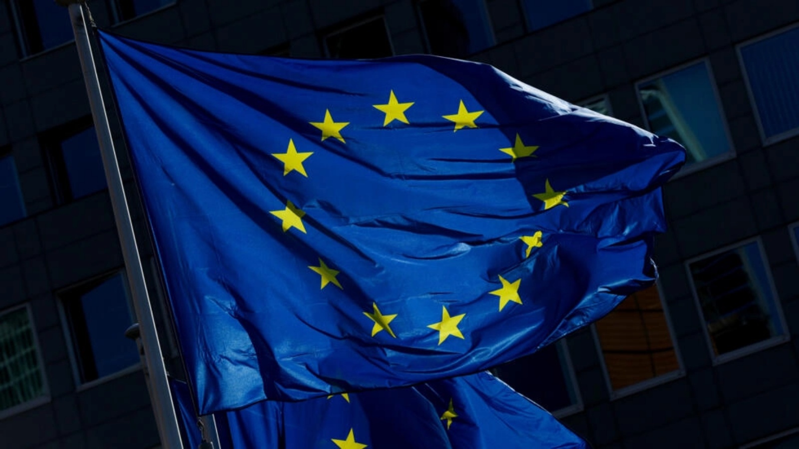 علم الاتحاد الاوروبي أمام مقر المفوضية في بروكسل في 11 أيار (مايو) 2022 