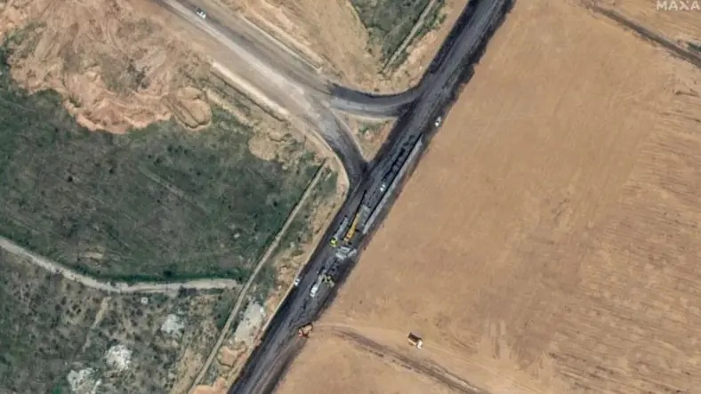 صور الأقمار الصناعية تظهر ما تبدو أنها أعمال بناء واسعة النطاق على طول الحدود المصرية مع غزة