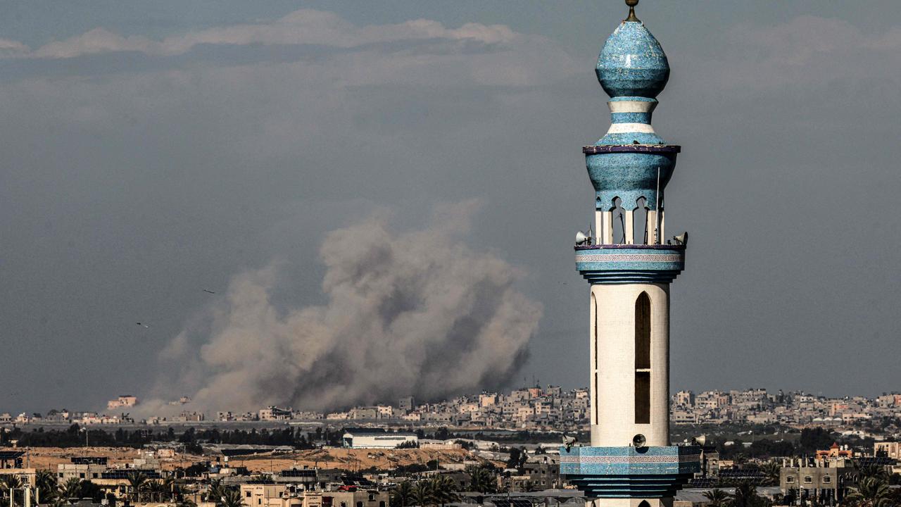 دخان يتصاعد خلال قصف إسرائيلي على مدينة خان يونس جنوب قطاع غزة