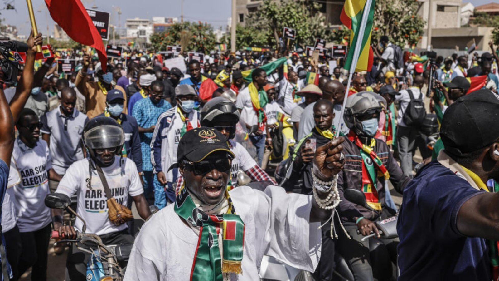 آلاف المعارضين يشاركون في دكار في تظاهرة احتجاجا على تأجيل الانتخابات في السنغال في 17 شباط (فبراير) 2024 