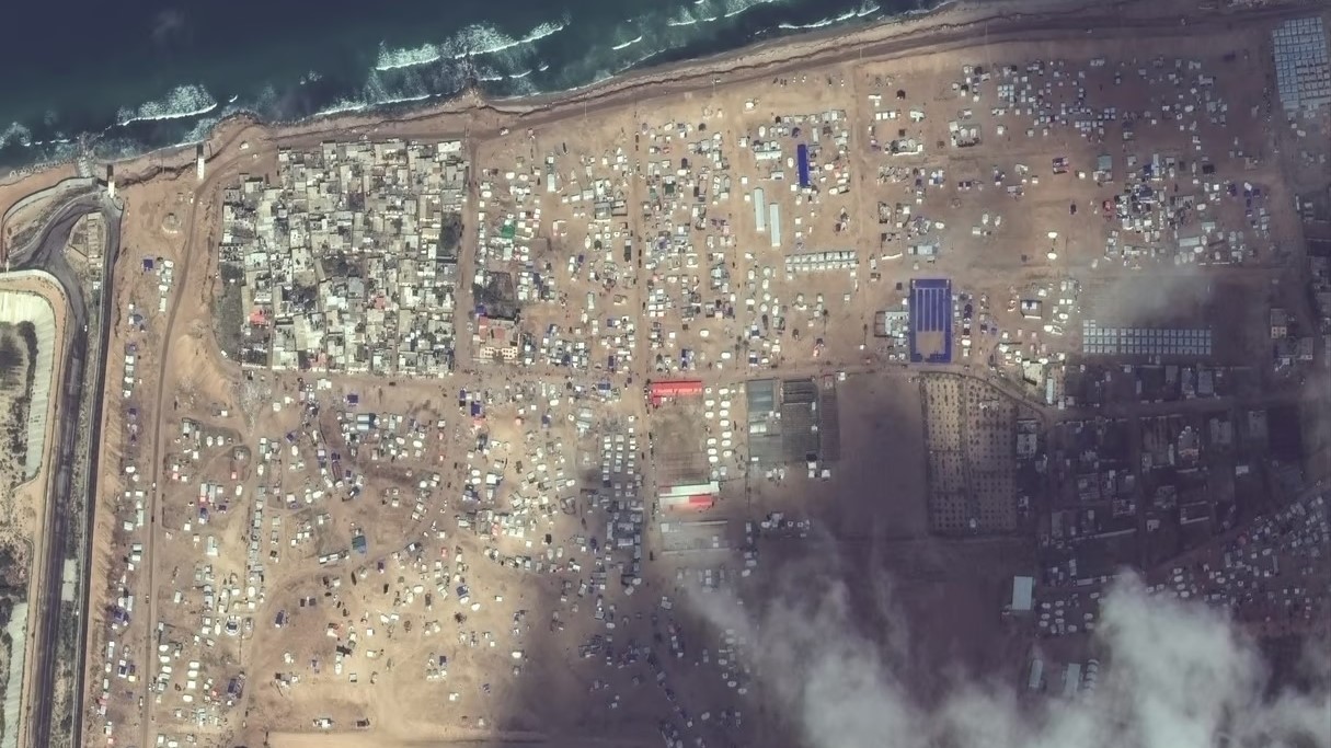 صورة فضائية لمدينة رفح جنوب قطاع غزة، والتي تحولت إلى مخيم ضخم