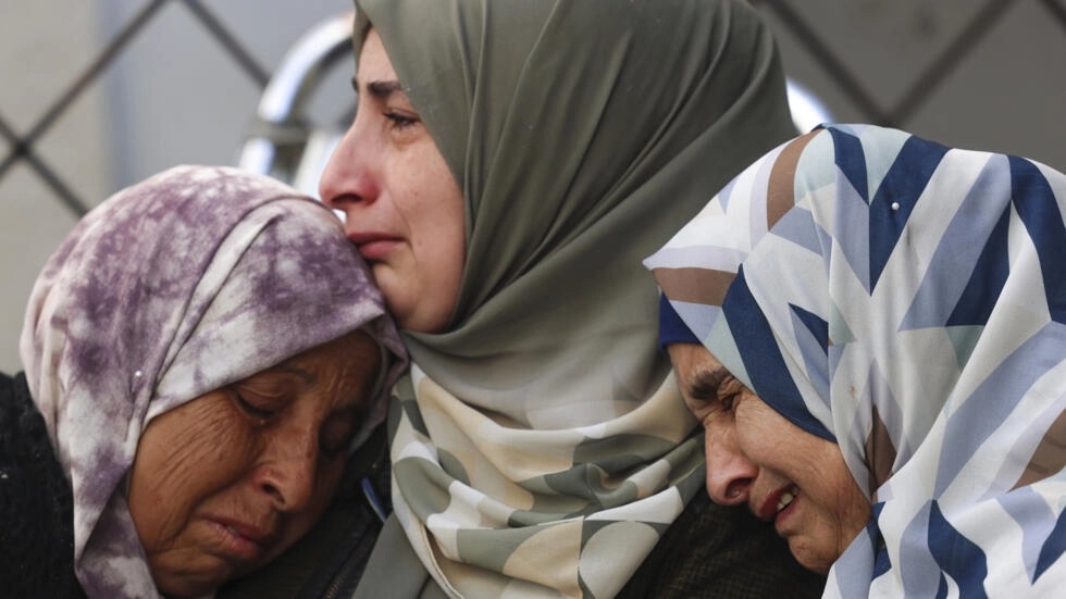 ساء ينتحبن على أقارب قتلوا في قصف إسرائيلي، في مستشفى النجار في رفع في أقصى جنوب قطاع غزة في 12 شباط/فبراير 2024