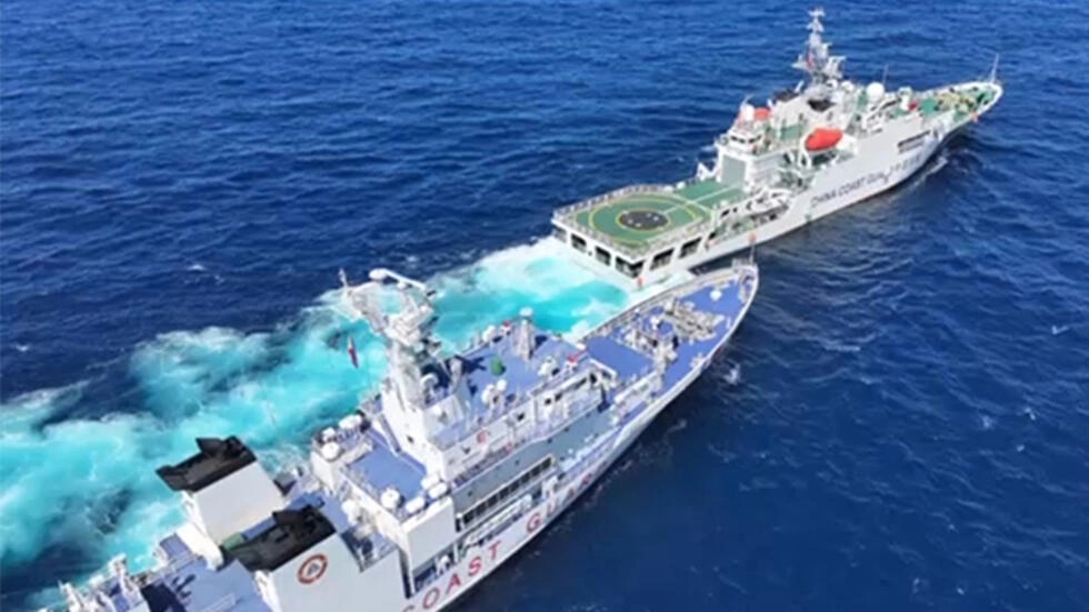 لقطة مأخوذة من فيديو مصوّر في الثامن من شباط 2024 ووزعه خفر السواحل الفيليبينيون في 11 منه تُظهر سفينة لخفر سواحل الصين (في المقدمة) تتجاوز سفينة