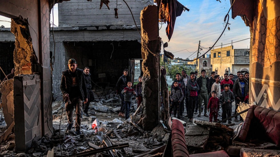 دمار في مدينة رفح بجنوب قطاع غزة بعد قصف إسرائيلي في 11 شباط/فبراير 2024 