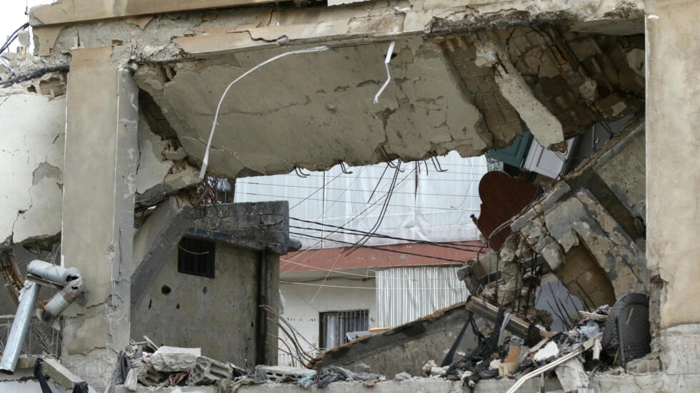 صورة ملتقطة في 15 شباط/فبراير 2024 تظهر الأضرار اللاحقة بمبنى استهدف ليلا بضربة أإسرائيلية في مدينة النبطية في جنوب لبنان