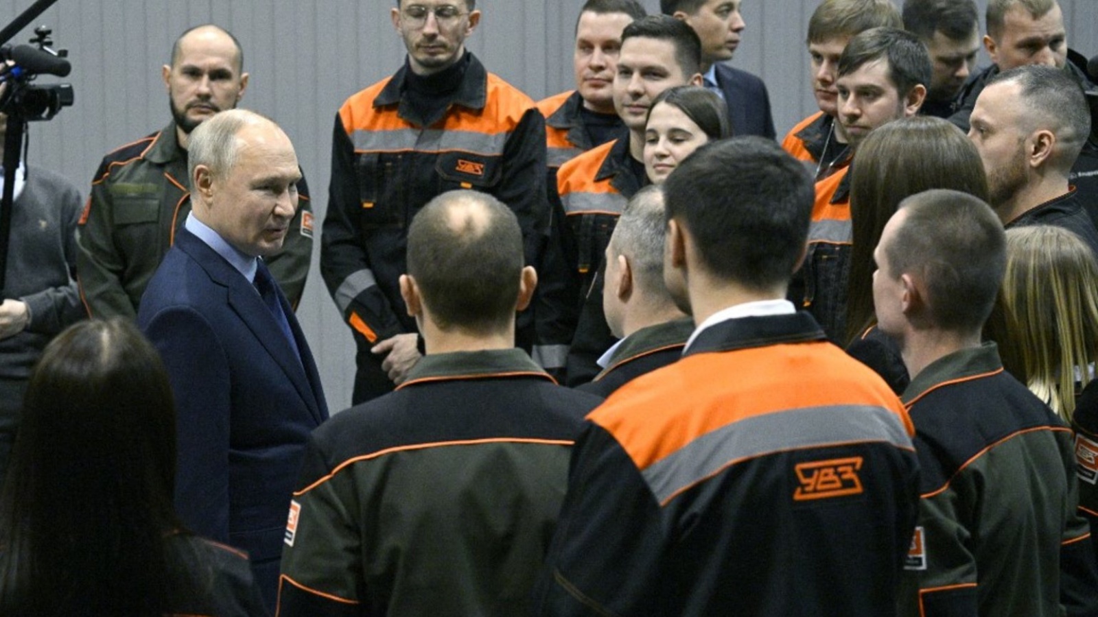 بوتين في لقاء مع موظفي مصنع دبابات في منطقة الأورال
