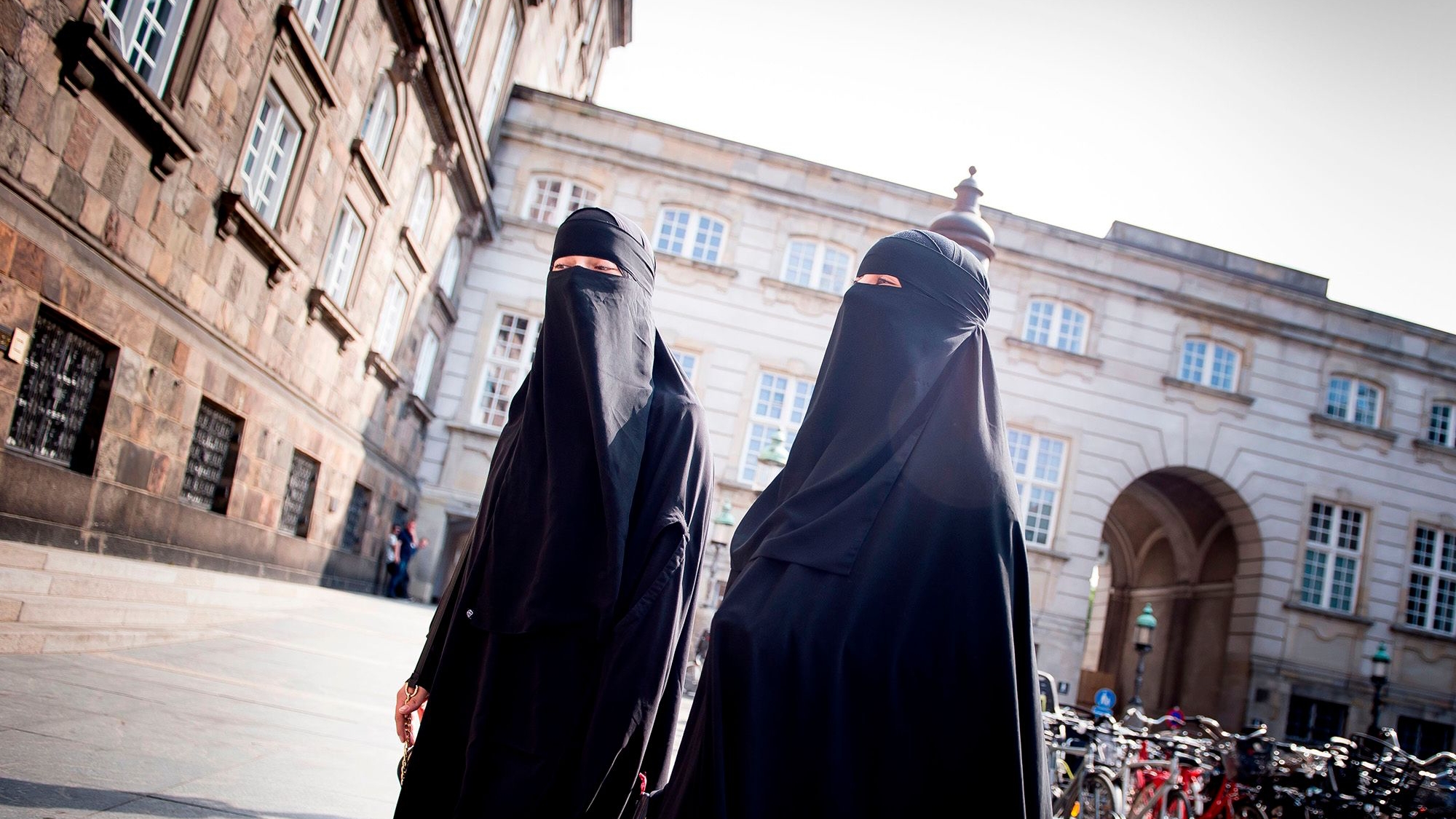امرأتان ترتديان النقاب الإسلامي في كوبنهاغن في 31 أيار (مايو) 2018