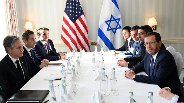 الرئيس الإسرائيلي إسحاق هرتسوغ (على اليمين) ووزير الخارجية الأميركي أنتوني بلينكين (على اليسار)، وأعضاء الوفدين الإسرائيلي والأميركي في لقاء على هامش مؤتمر ميونخ الأمن ييوم 17 شباط (فبراير) 2024
