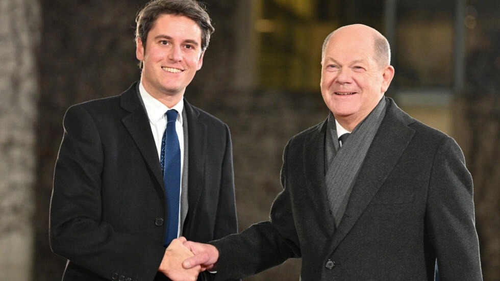 المستشار الألماني أولاف شولتس (يمين) ورئيس الوزراء الفرنسي غابريال أتال في المستشارية الألمانية في برلين في الخامس من شباط/فبراير 2024