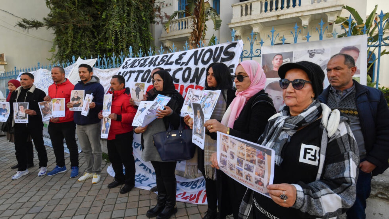 ذوو مهاجرين تونسيين مفقودين في تظاهرة في تونس في السادس من شباط (فبراير) 2024 