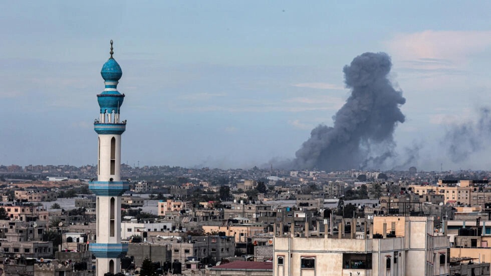 قصف إسرائيلي على خان يونس بجنوب قطاع غزة في صورة التقطت من رفح في 14 شباط/فبراير 2024