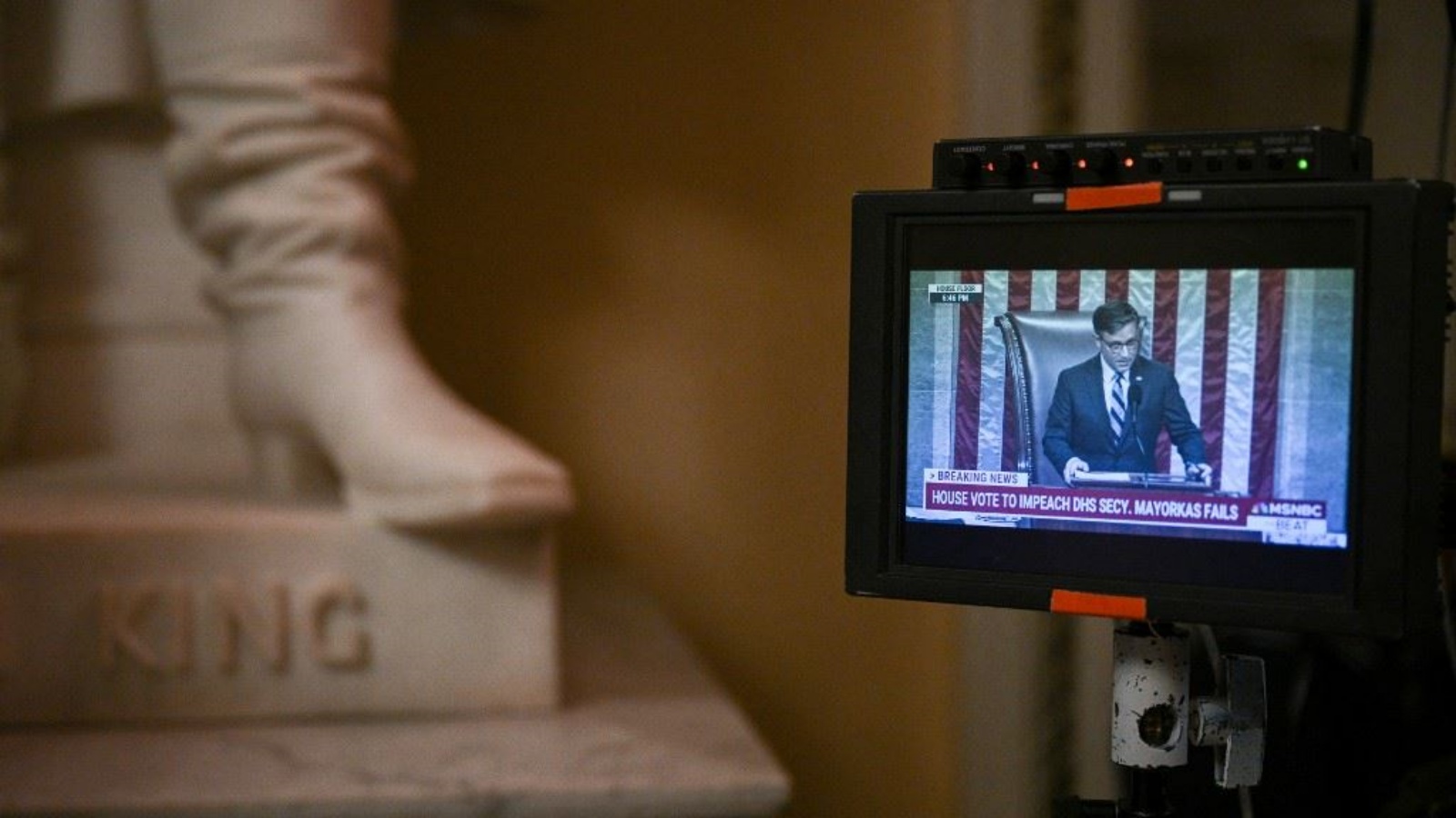 شاشة تظهر جونسون بعد فشل التصويت في مجلس النواب الأميركي على عزل وزير الأمن الداخلي الأميركي، في الكابيتول هيل في واشنطن 6 شباط (فبراير) 2024 