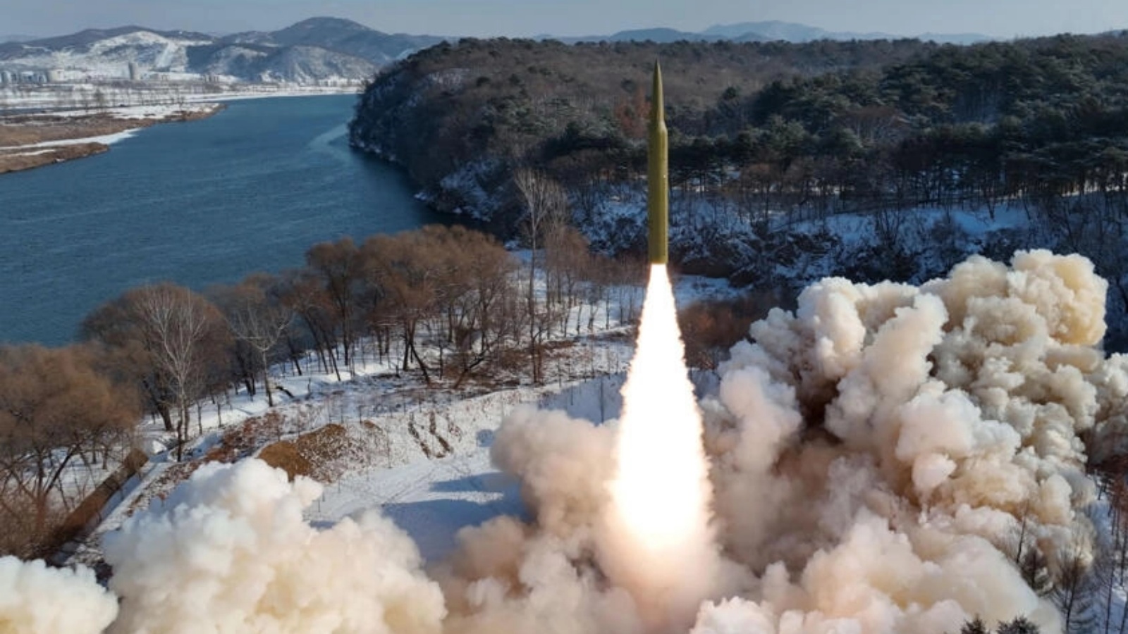 صورة وزّعتها وكالة الأنباء الكورية الشمالية في 15 كانون الثاني (يناير) 2024 لتجربة صاروخ باليستي تمّ إجراؤها في مكان غير محدّد في كوريا الشمالية