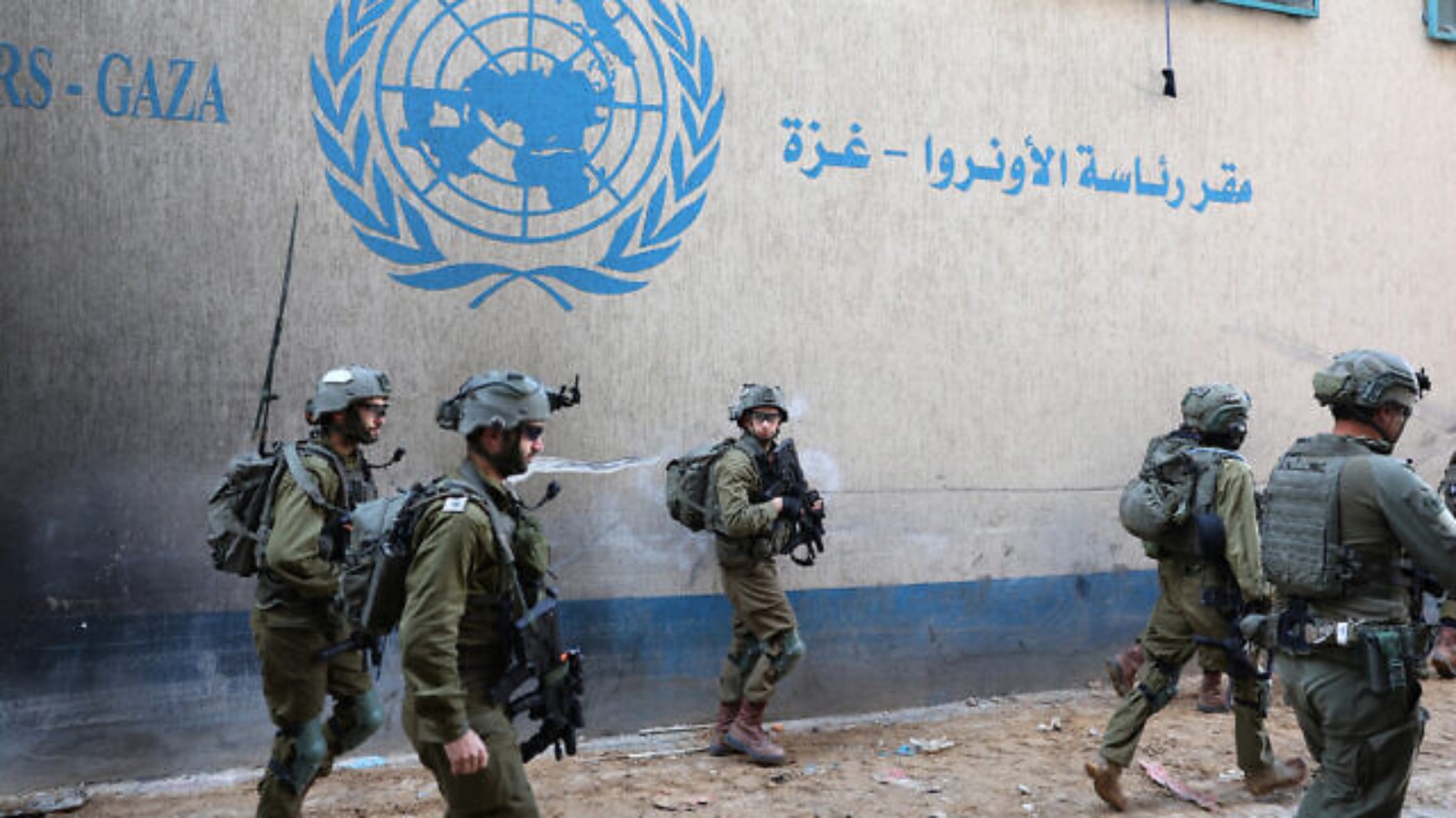 جنود إسرائيليون داخل مجمع تم إخلاؤه لوكالة الأمم المتحدة لإغاثة وتشغيل اللاجئين الفلسطينيين في مدينة غزة. الصورة تم التقاطها خلال جولة إعلامية نظمها الجيش الإسرائيلي في 8 شباط (فبراير) 2024