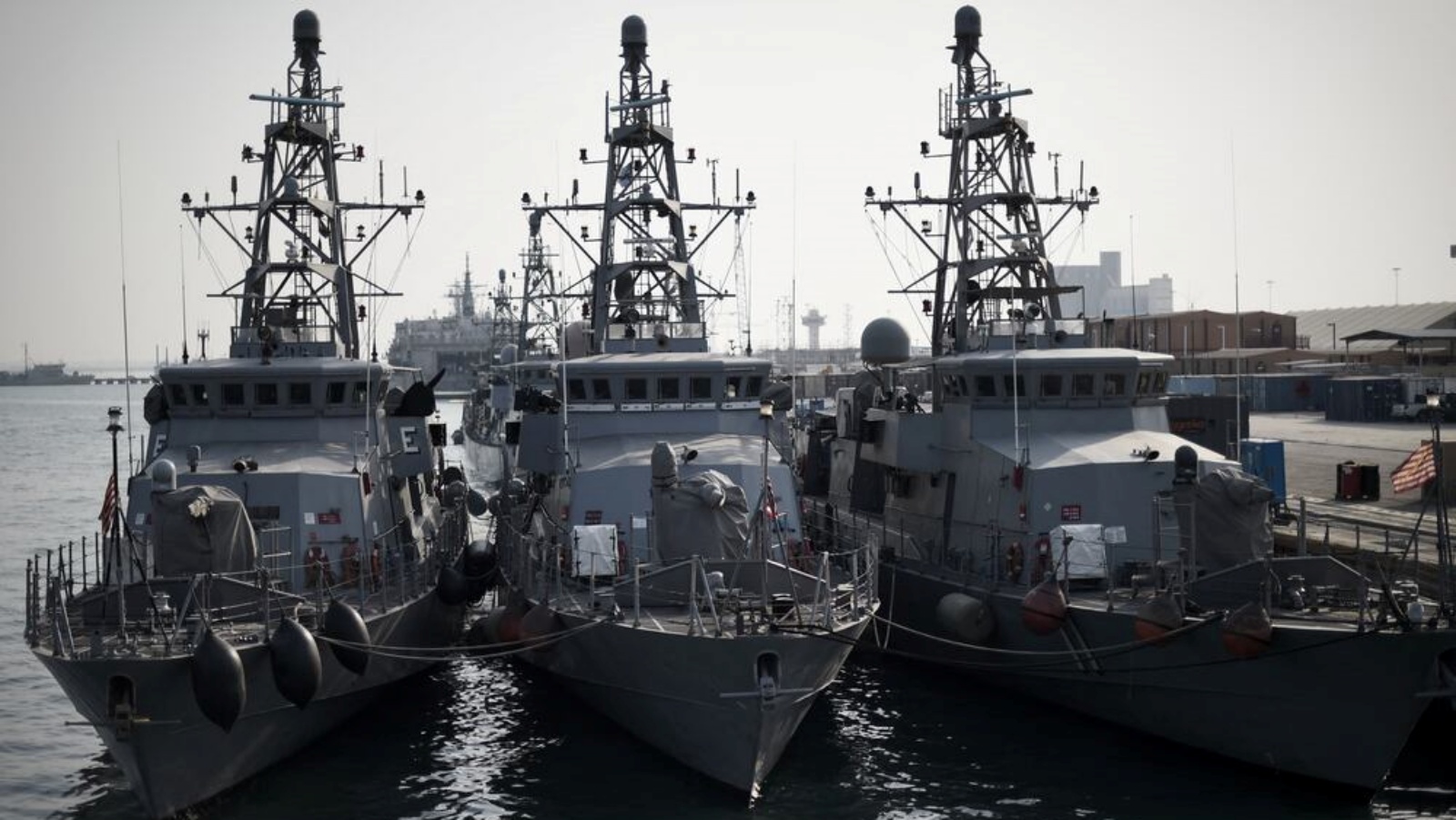 سفن تابعة للبحرية الأميركية في قاعدة بالعاصمة البحرينية المنامة
