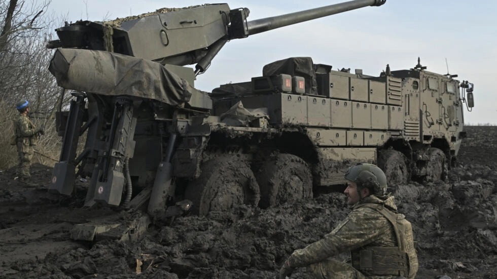 جندي أوكراني قرب مدفع هاوتزر ذاتي الدفع على جبة القتال في مكان غير محدد بجنوب أوكرانيا في 14 شباط/فبراير 2024