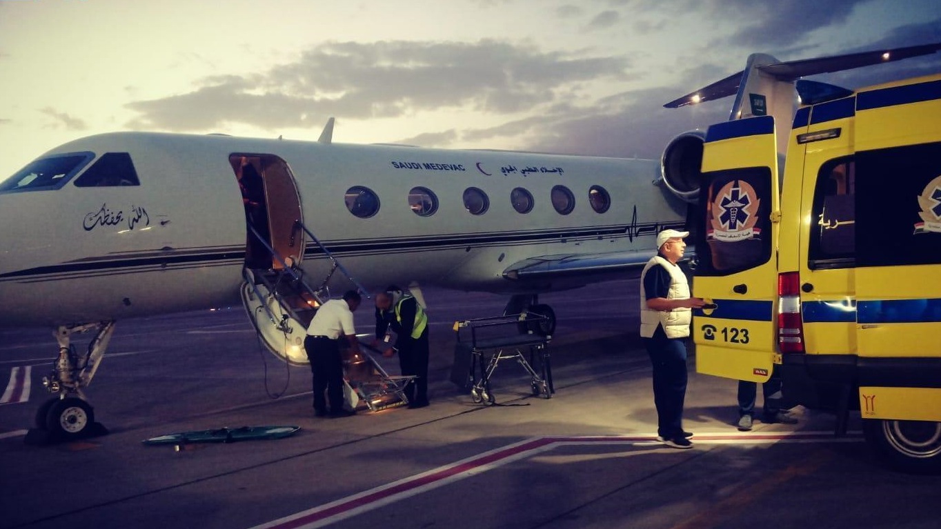 طائرة الإخلاء الطبي تنقل مواطنين سعوديين من القاهرة