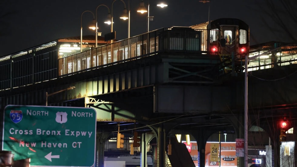 محطة ماونت إيدن أفينيو للمترو في حي برونكس في نيويورك كما بدت إثر إطلاق نار وقع فيها في 12 شباط/فبراير 2024