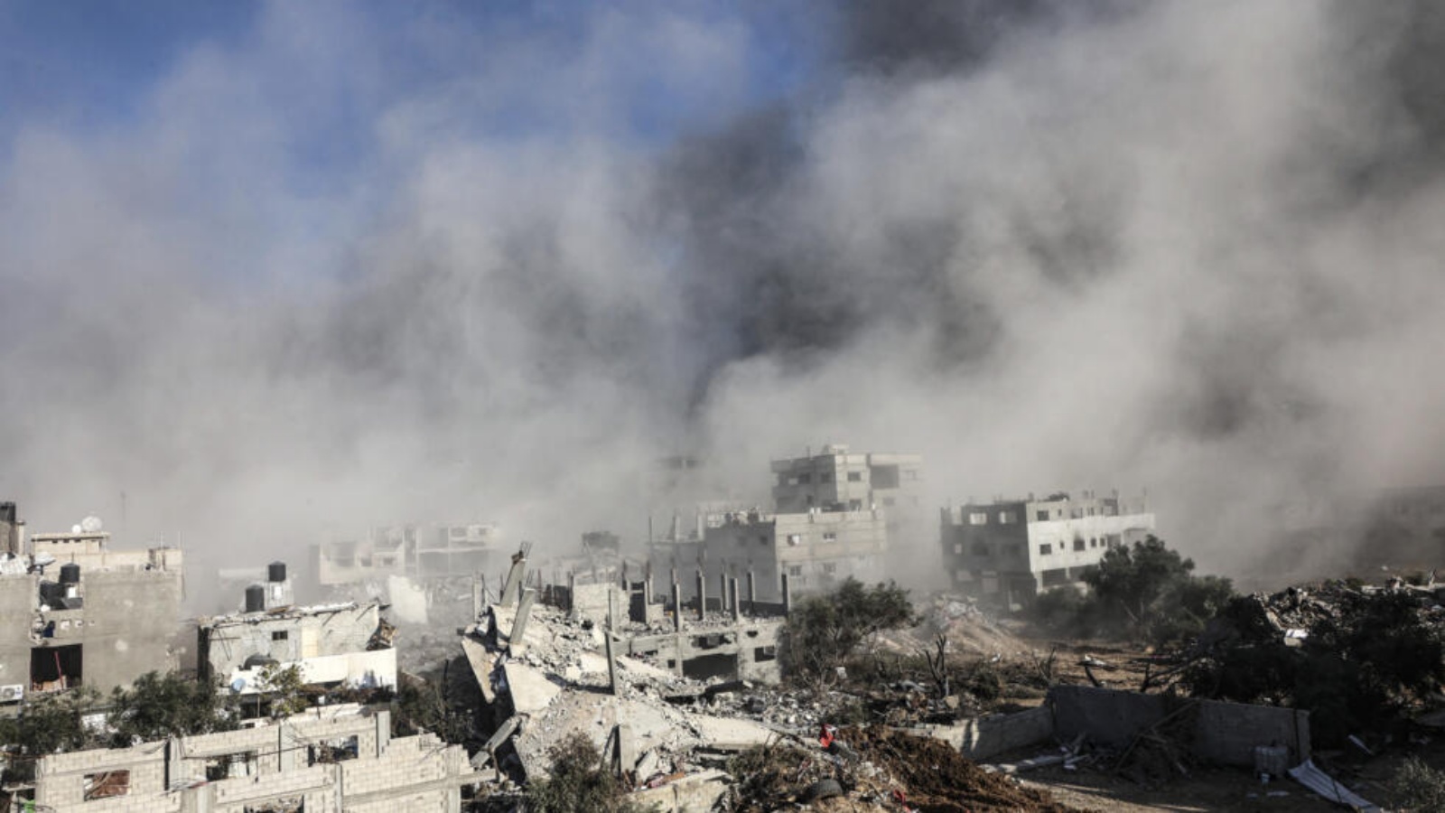 دخان يتصاعد فوق مبان متضررة خلال عملية عسكرية إسرائيلية في شمال قطاع غزة 19 كانون الأول (ديسمبر) 2023