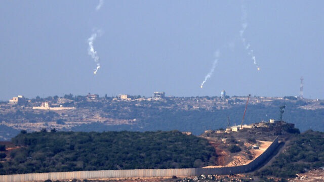قنابل مضيئة تطلقها إسرائيل فوق قرية عيتا الشعب الحدودية اللبنانية الجنوبية. 28 أكتوبر