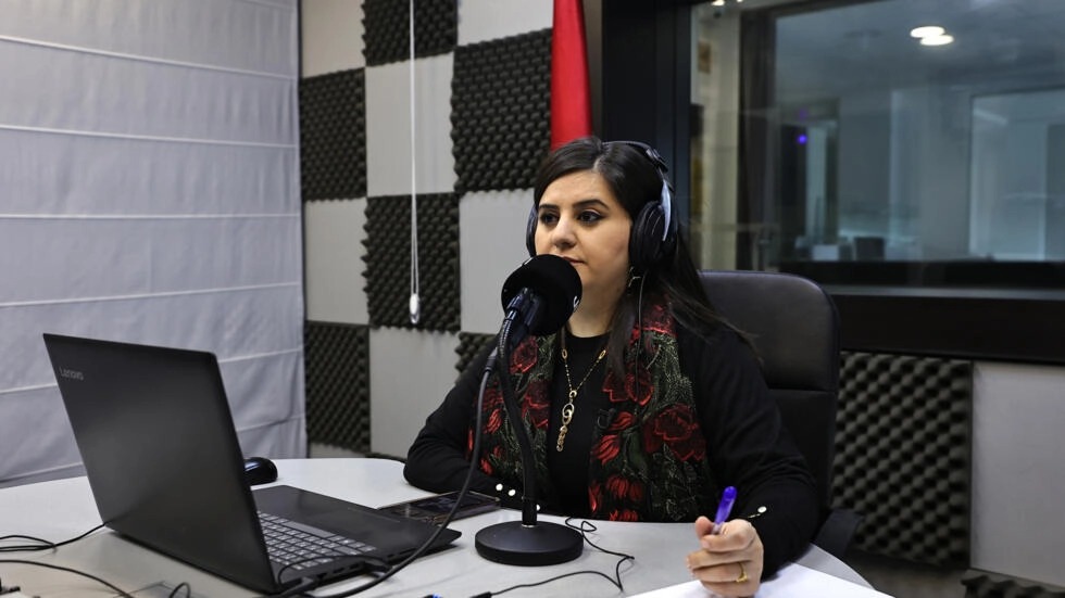ميسم البرغوثي مقدمة برنامج عن المعتقلين الفلسطينيين في السجون الإسرائيلية في مقر إذاعة 