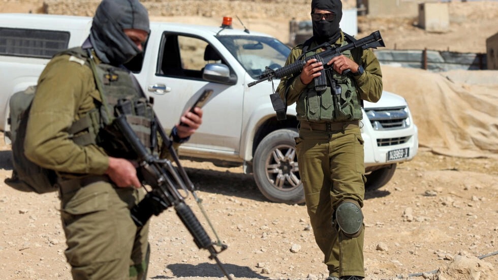 جنود اسرائيليون يسيرون دوريات في بلدة تالا الفلسطينية في الضفة الغربية في 26 اكتوبر 2023 