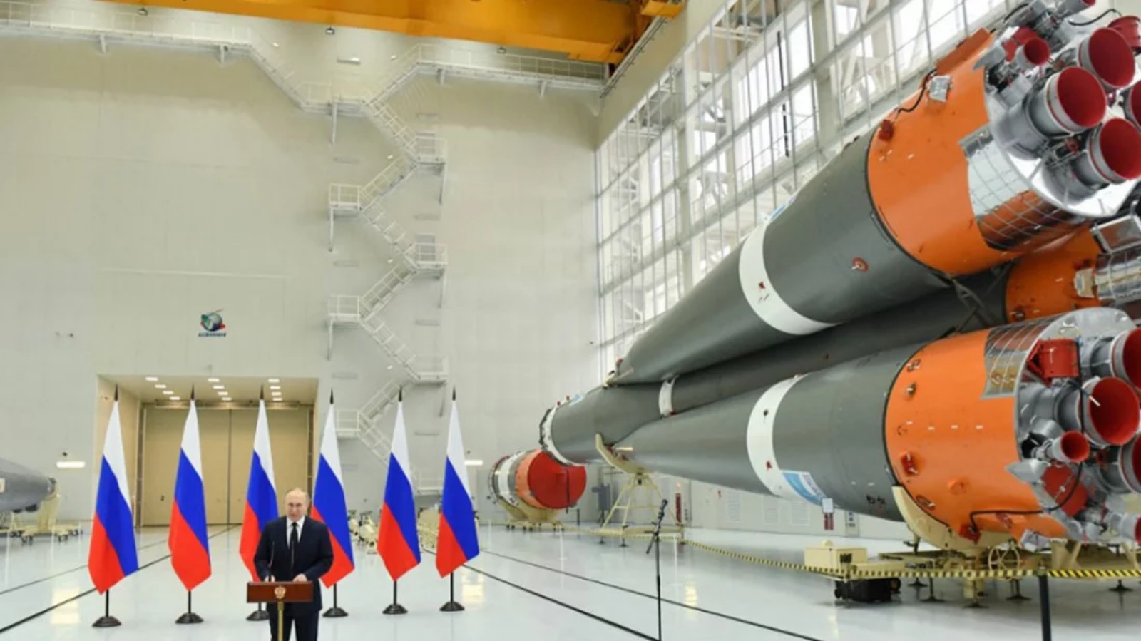 الرئيس الروسي فلاديمير بوتين يلقي كلمة خلال زيارته لقاعدة فوستوشني الفضائية (أرشيفية)
