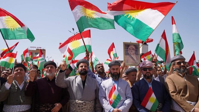 أعلام كردية خلال تظاهرة في مدينة دهوك في إقليم كوردستان يوم 5 أيلول (سبتمبر) 2023، احتجاجاً على عدم دفع رواتب الموظفين الحكوميين