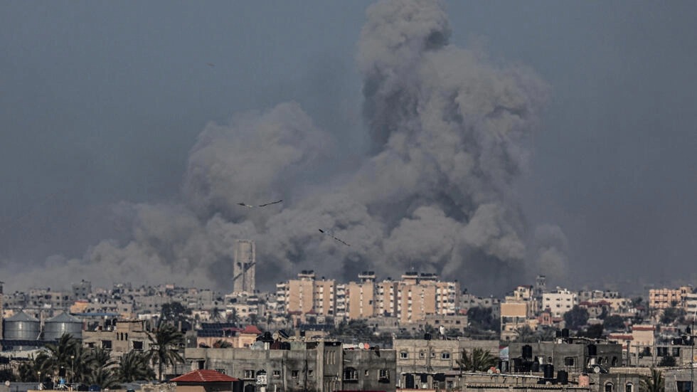 طائرات ورقية فوق رفح وتصاعد الدخان إثر قصف اسرائيلي على خان يونس بجنوب قطاع غزة، في 20 فبراير 2024