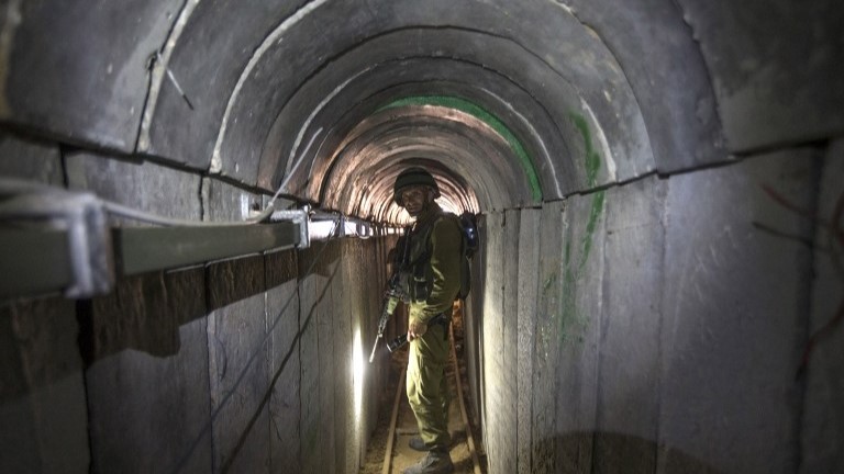جندي إسرائيلي في أحد أنفاق غزة