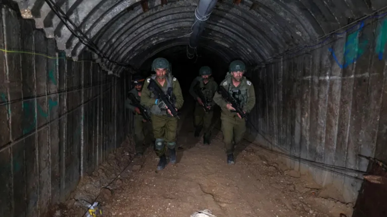 جنود إسرائيليون داخل نفق استخدمته حماس من أجل مهاجمة معبر 