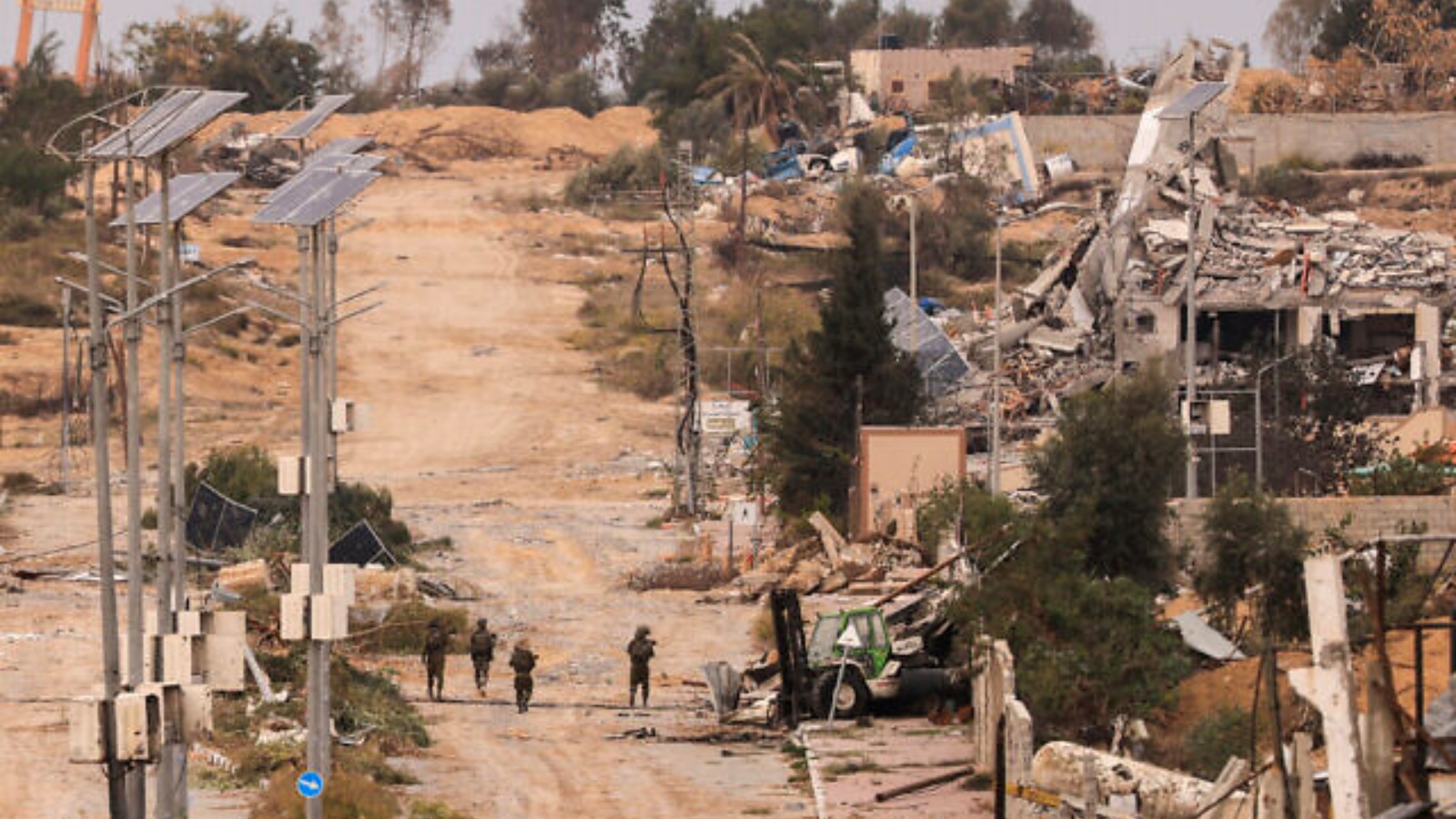 جنود إسرائيليون يقومون بدورية في حي الزيتون بمدينة غزة، 25 تشرين الثاني (نوفمبر) 2023، في اليوم الثاني من الهدنة بين إسرائيل وحماس